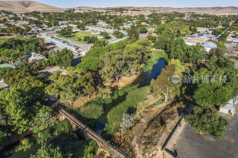 鸟瞰图Burra Creek，石制人行天桥，Paxton广场和周围的城镇建筑